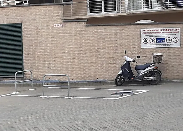 Leonie Met Parking